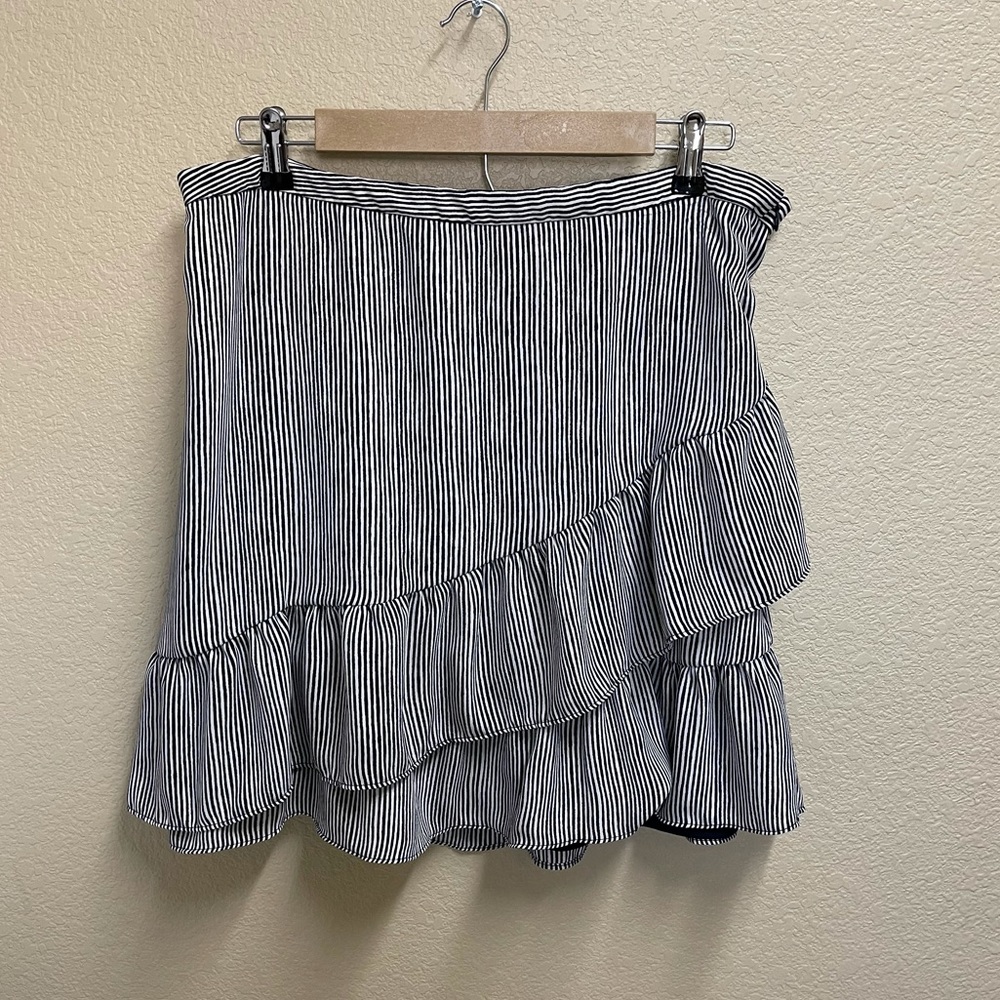 🛍3/$15🛍 BANANA REPUBLIC Ruffle Trim Mini Skirt size 12 Navy Blue Striped EUC